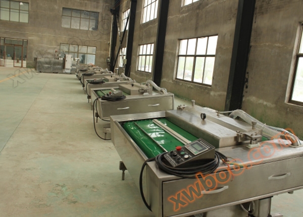 Rolling vacuum packaging machine