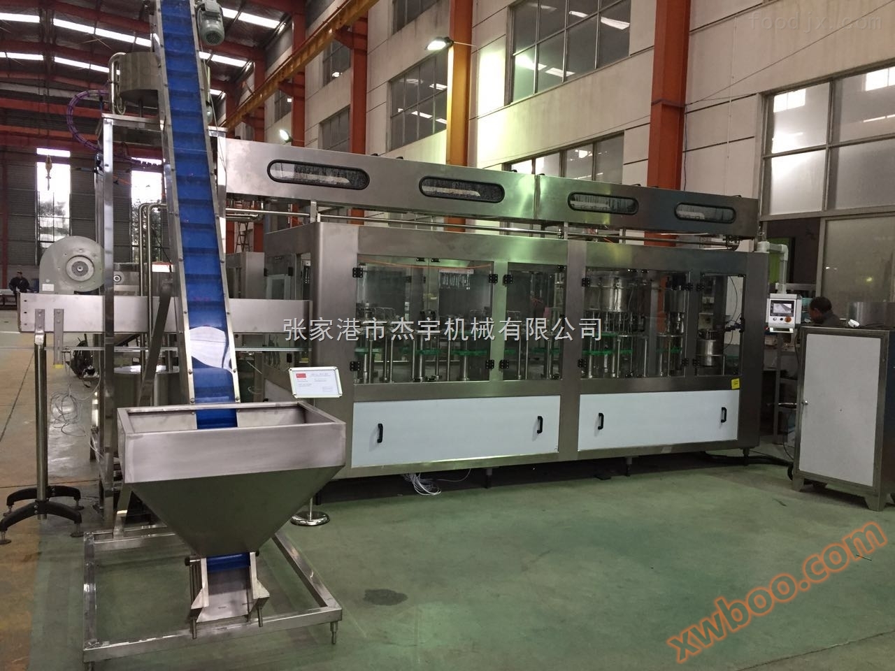 Particle beverage bottle washing, filling and sealing four in one filling machine