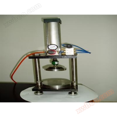 Vízhűtött nyomógép munkadarab beillesztéséhez